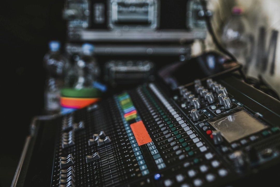 Nahaufnahme eines Mischpults für den Soundcheck bei einem Kneipengig