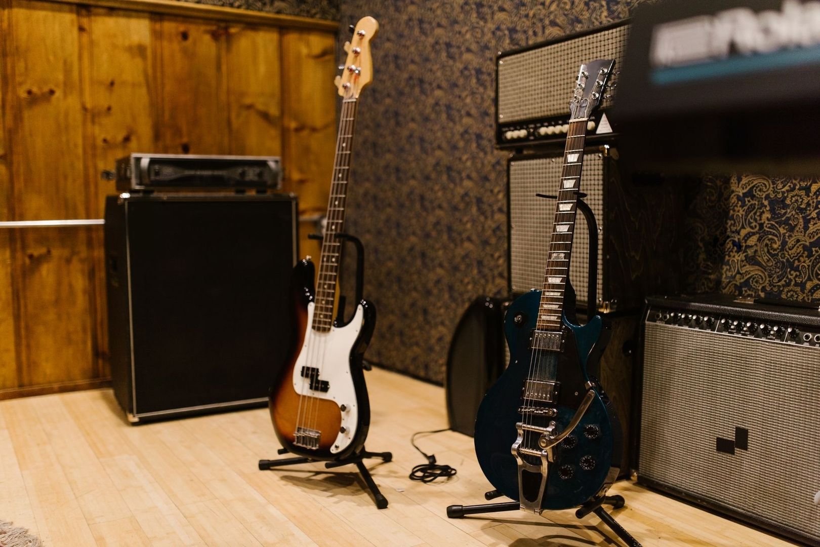 E-Gitarre, Bass und Verstärker in einem Musikstudio für Aufnahmen